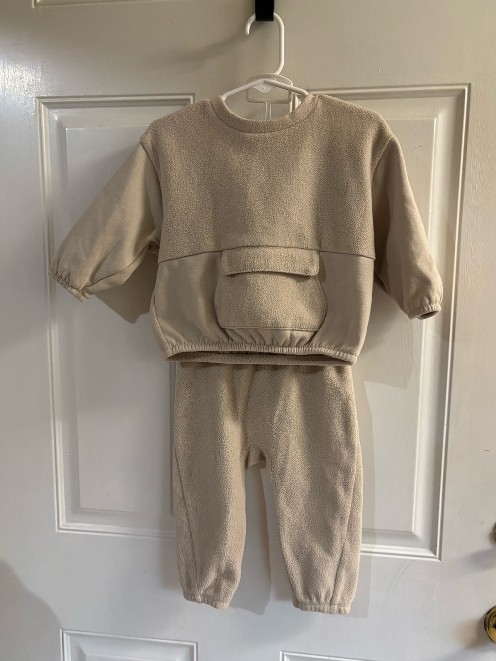 18M Cat & Jack Beige 2pc Fleece Sweatshirt and Jogger Pants Set. In VGUC!